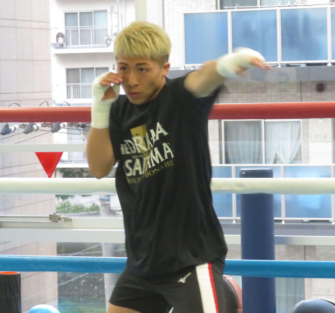 シャドーボクシングするWBAスーパー、IBF世界バンタム級王者井上尚弥