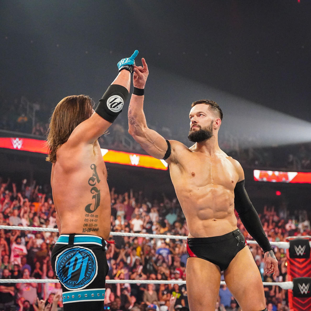 AJスタイルズ（左）とフィン・ベイラーがTOO SWEETポーズで手を合わせた（C）2022 WWE, Inc. All Rights Reserved.