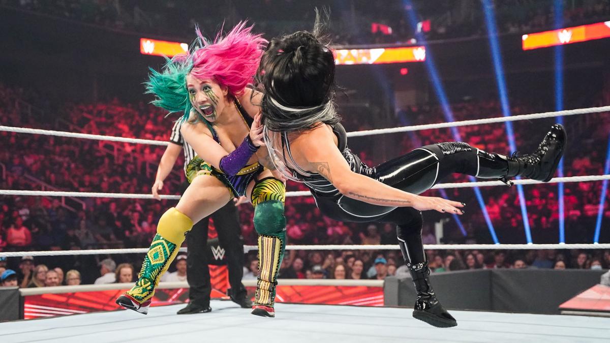 ソーニャ・デビル（右）にショルダー・タックルするアスカ（C）2022 WWE, Inc. All Rights Reserved.