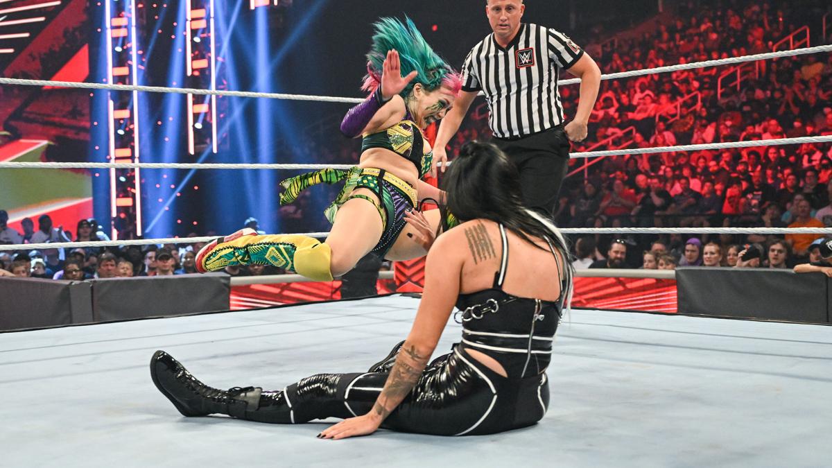 ソーニャ・デビル（右）にスライディングニーを浴びせたアスカ（C）2022 WWE, Inc. All Rights Reserved.