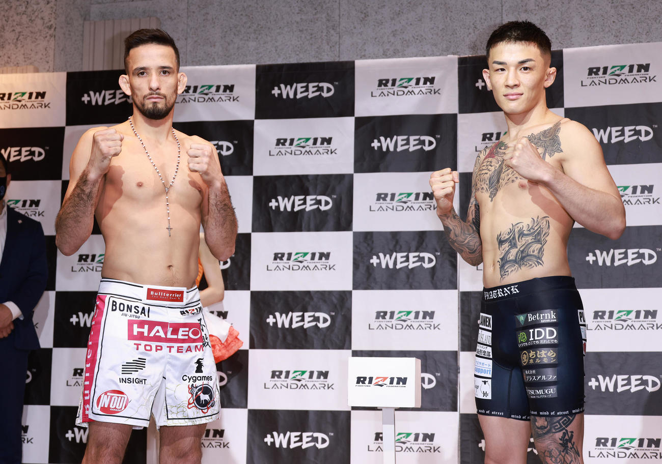 ファイティングポーズをするコイケ（左）と萩原（撮影・中島郁夫）
