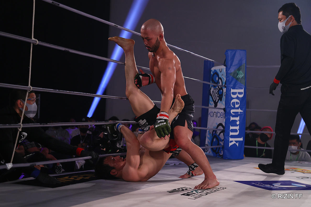 魚井フルスイング（下）を攻める倉本一真（C）RIZIN.FF