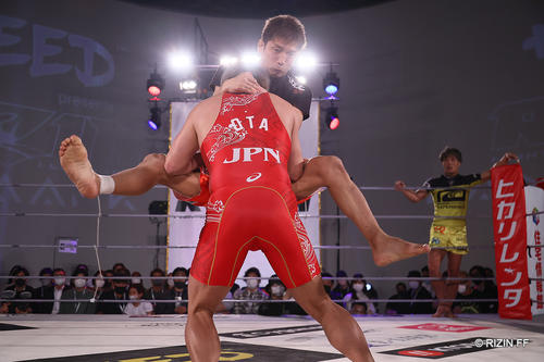 所は太田に飛び掛かる（C）RIZIN.FF