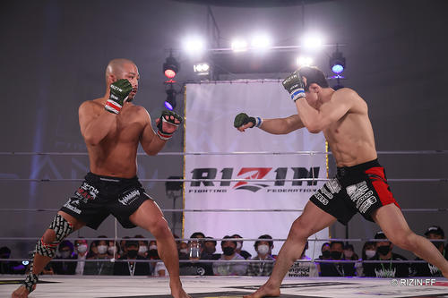 倉本一真（左）と魚井フルスイング（C）RIZIN.FF