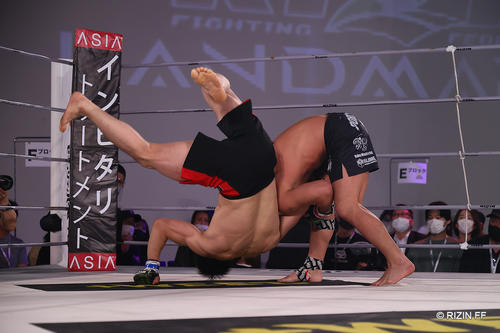 魚井（左）を投げる倉本（C）RIZIN.FF