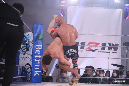 魚井フルスイング（左）を投げる倉本一真（C）RIZIN.FF