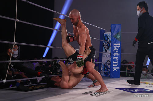 魚井フルスイング（下）を攻める倉本一真（C）RIZIN.FF