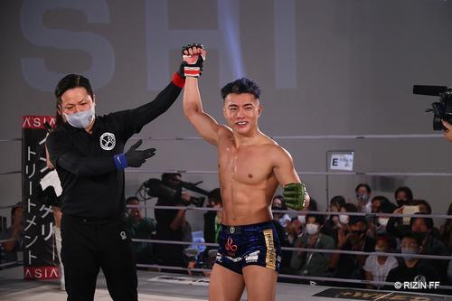 勝利したYUSHI（C）RIZIN.FF