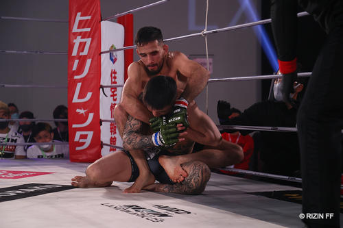 攻めるクレベル（C）RIZIN.FF