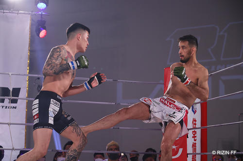 攻めるクレベル（C）RIZIN.FF