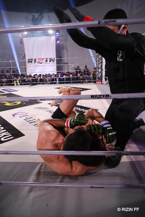 攻めるクレベル（C）RIZIN.FF