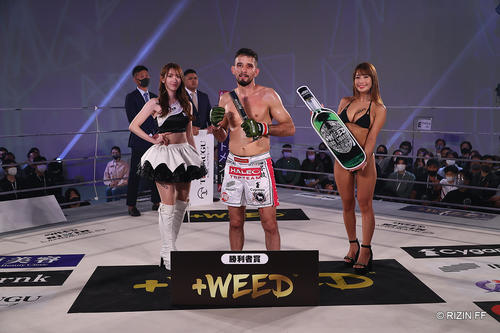 勝利したクレベル（C）RIZIN.FF
