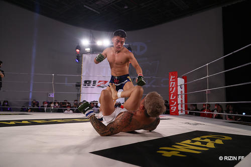 攻めるYUSHI（C）RIZIN.FF
