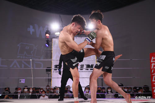 攻撃を受ける原口央（左）（C）RIZIN.FF