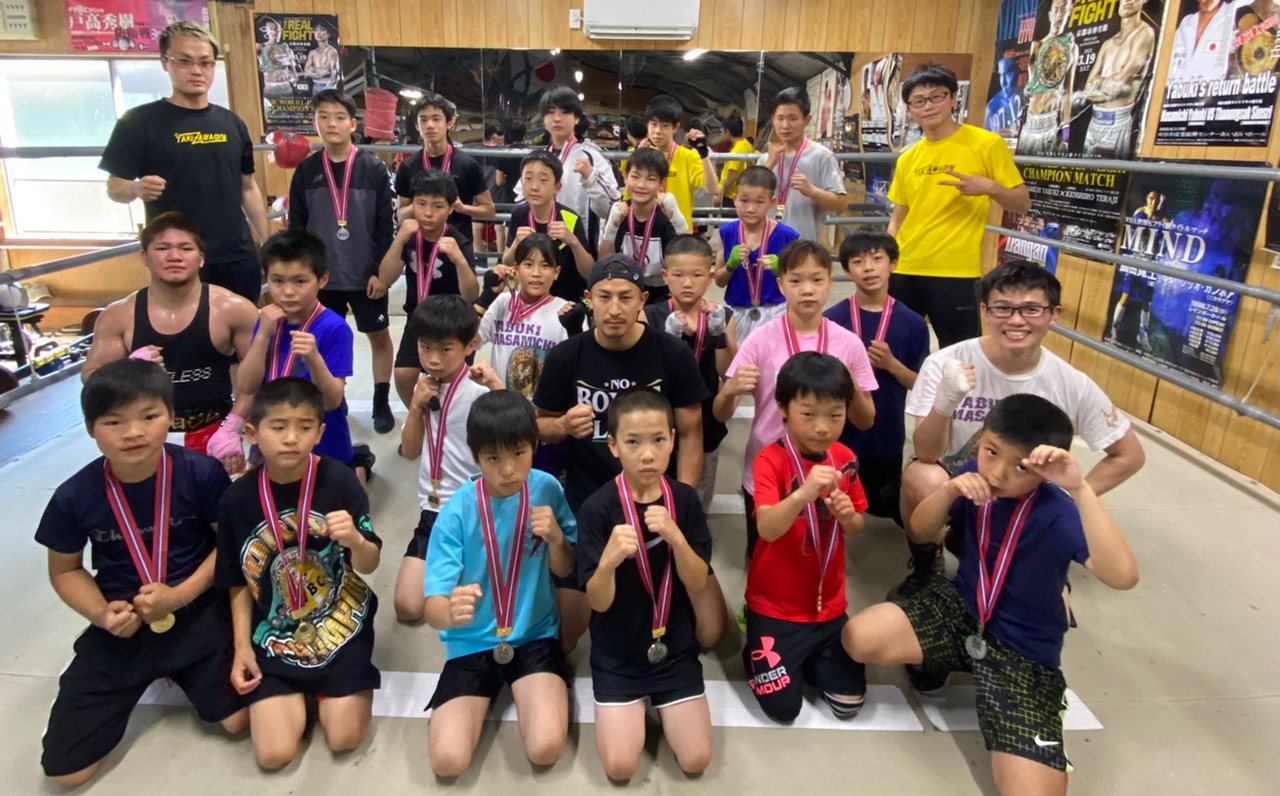 スパーリング大会を開いた前WBC世界ライトフライ級王者の矢吹正道（前から2列目、右から3人目＝提供写真）