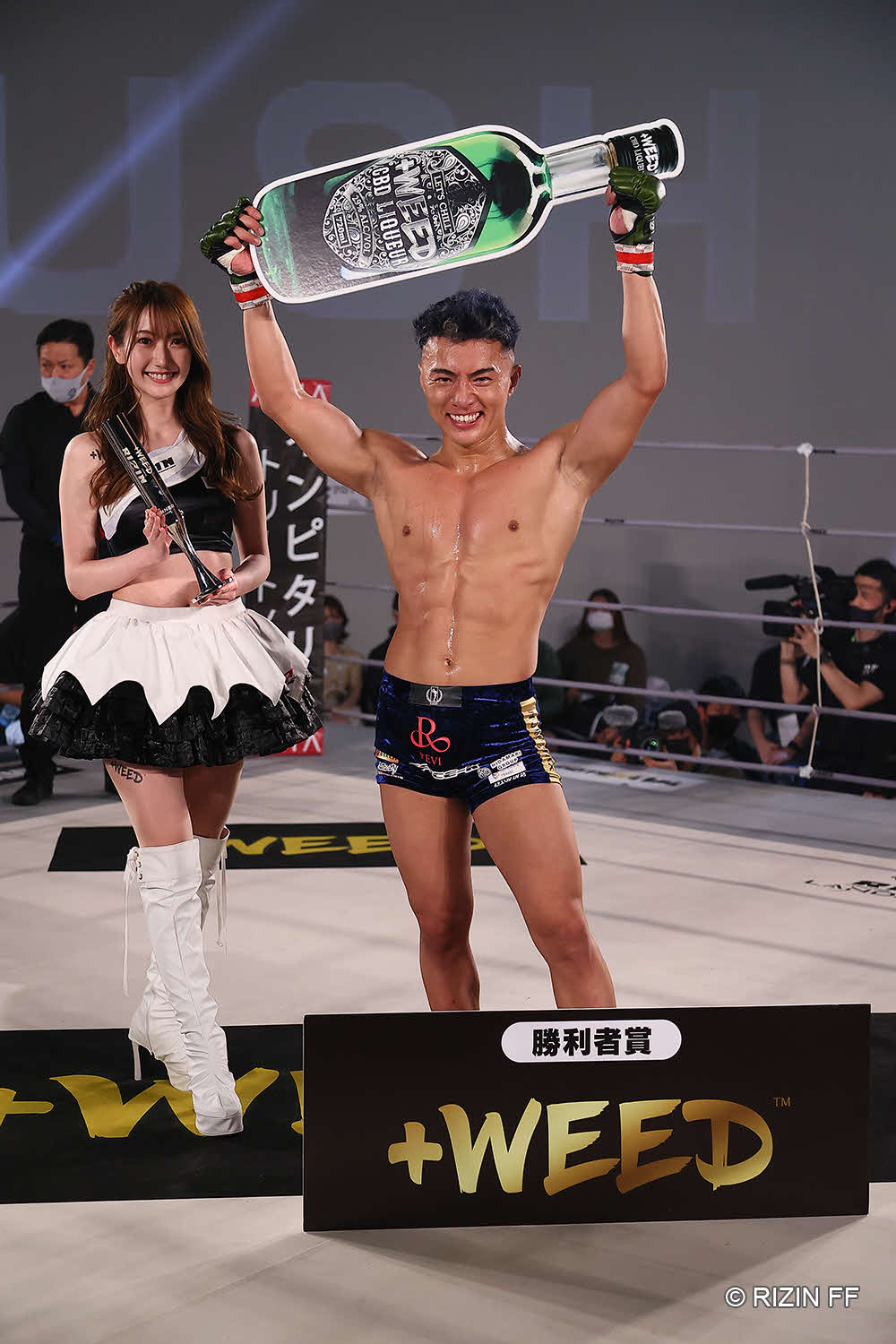 勝ち名のりを挙げるYUSHI（C）RIZIN.FF