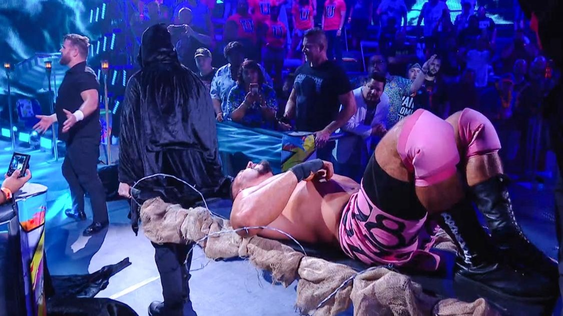 不気味な担架に乗せられ、ローブ男たちに拉致されたNXT王者ブレイカー（右）(C)2022 WWE, Inc. All Rights Reserved.」