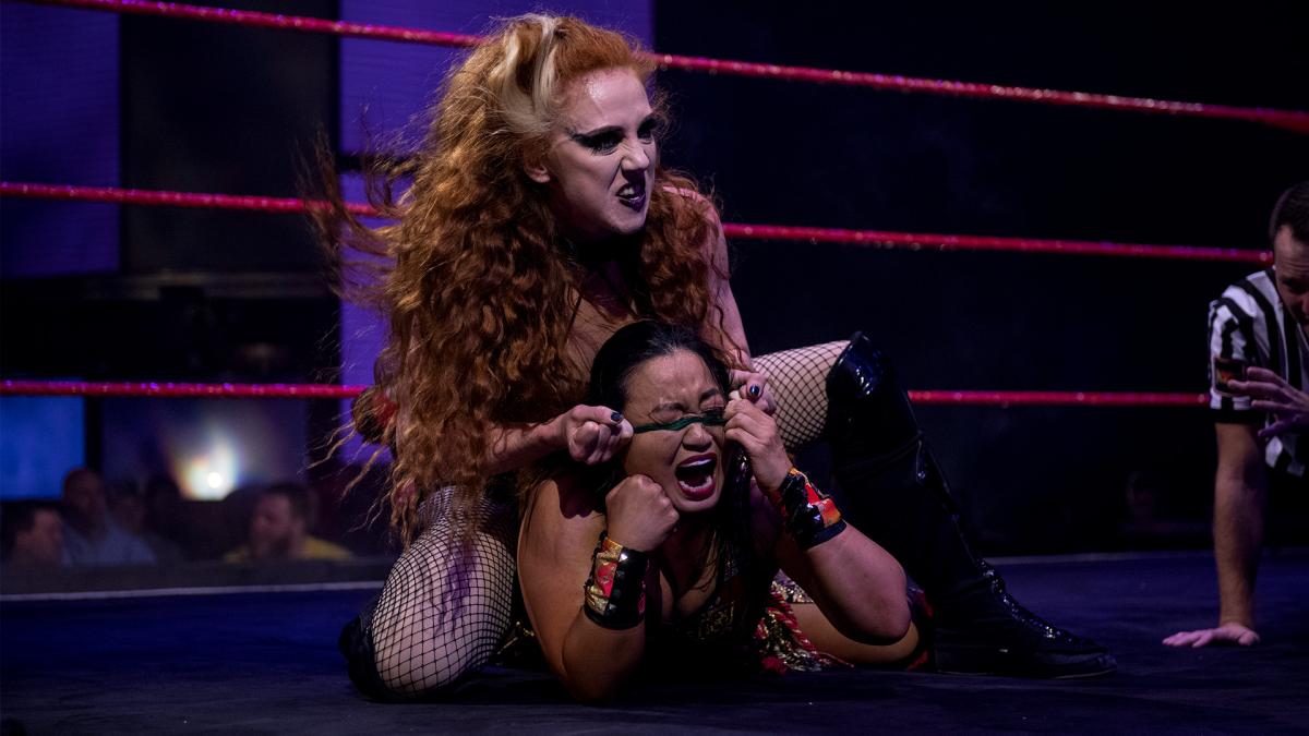 挑戦者ドーンに髪の毛で顔面を絞められるNXT・UK女子王者里村（C）2022 WWE, Inc. All Rights Reserved.