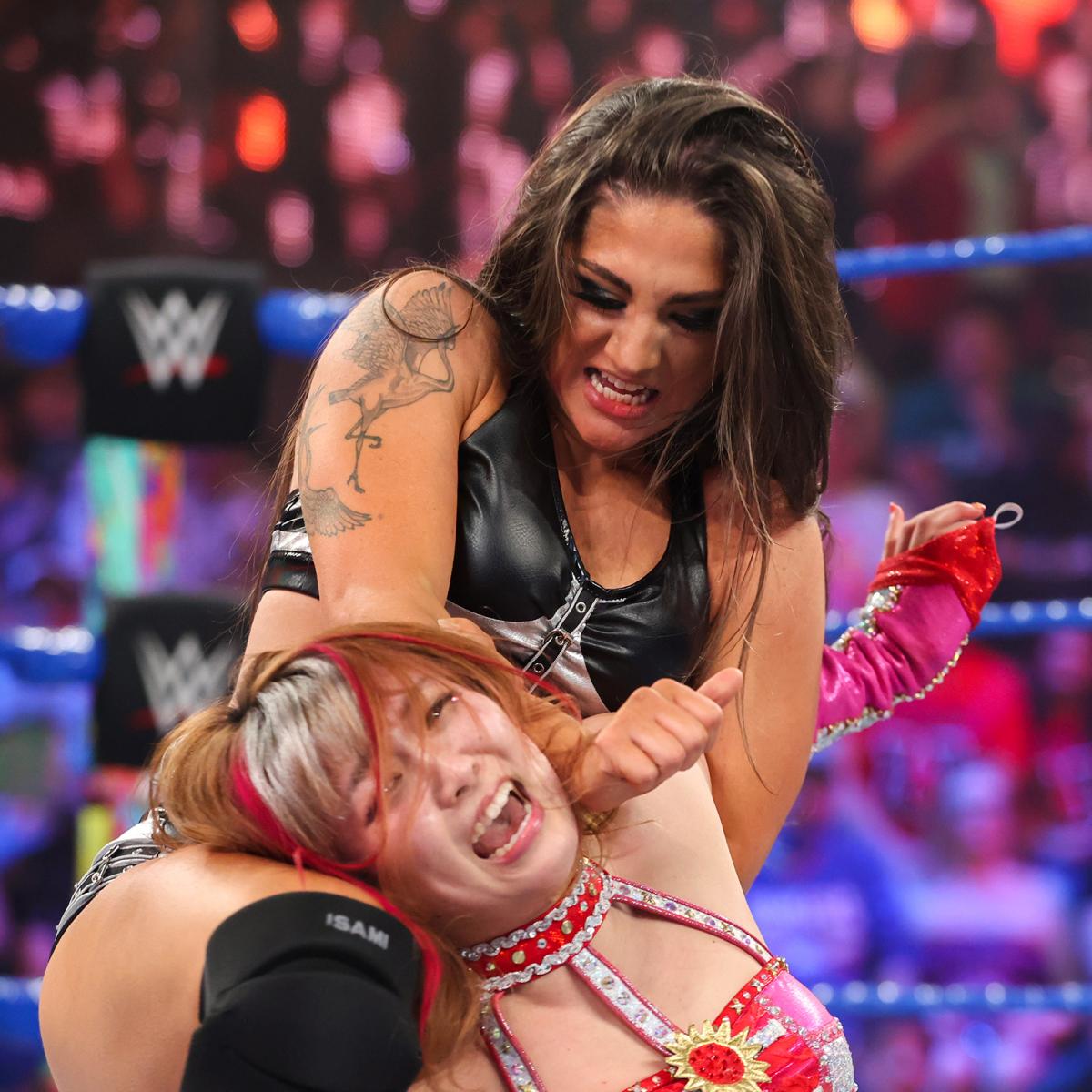 タータム・パクスリー（上）に絞められるサレイ（C）2022 WWE, Inc. All Rights Reserved.