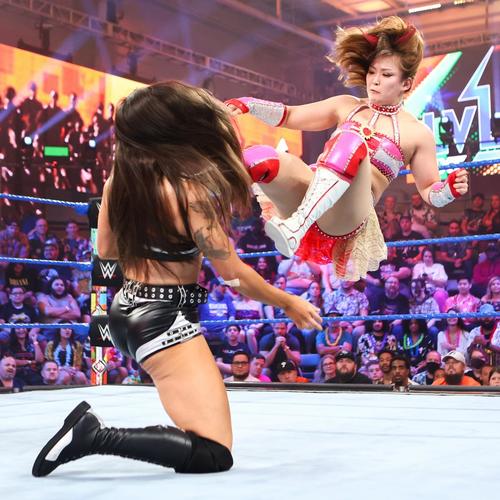 Wwe 太陽の女戦士 サレイがタッグ戦で黒星 ペアのヤンが変形飛龍裸絞めでギブアップ プロレス写真ニュース 日刊スポーツ