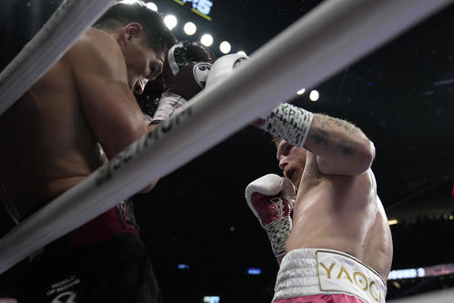 ロープ際でビボル(左)を攻めるアルバレス(AP)
