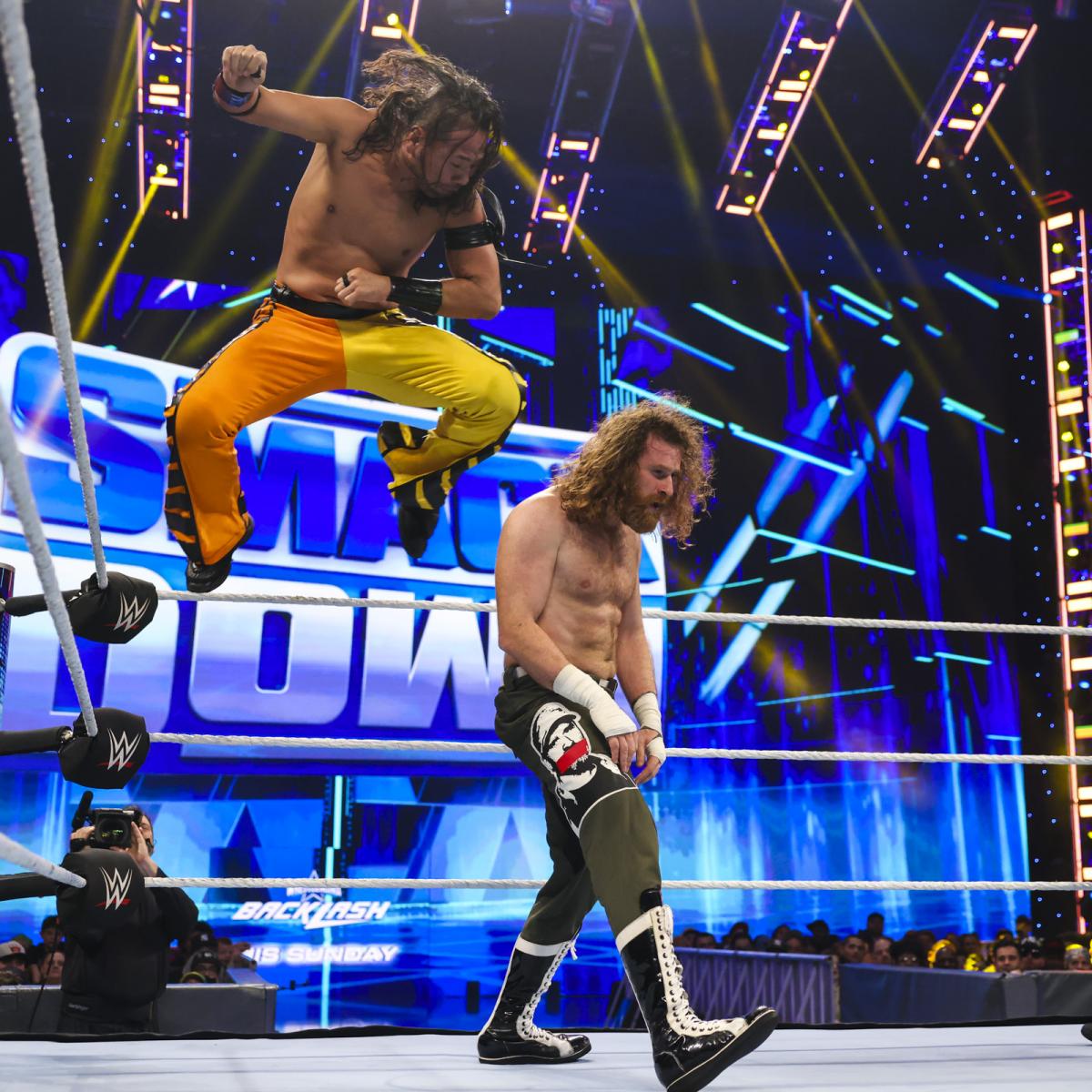 サミ・ゼイン（右）の後頭部へのダイビング式ヒザ蹴りを狙う中邑真輔（C）2022 WWE, Inc. All Rights Reserved.