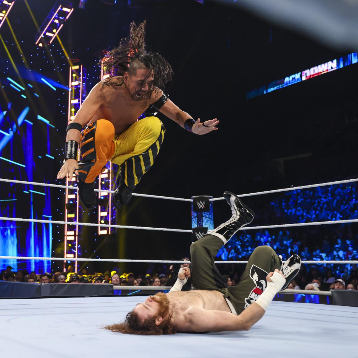 サミ・ゼイン（下）にニードロップを浴びせた中邑真輔（C）2022 WWE, Inc. All Rights Reserved.
