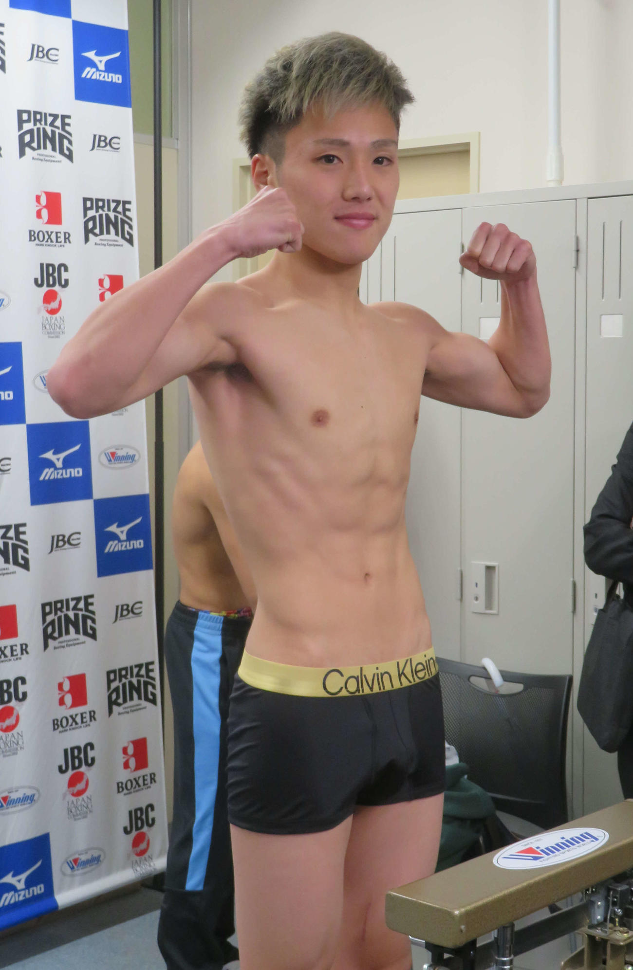日本ミニマム級ユース王座戦に向けて計量クリアした挑戦者の森且貴