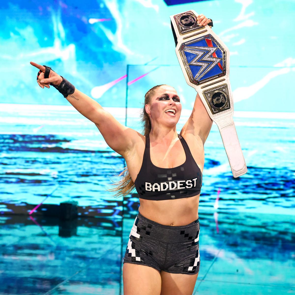 スマックダウン女子王座ベルトを掲げ、ファンにアピールする新王者ラウジー（C)2022 WWE, Inc. All Rights Reserved.