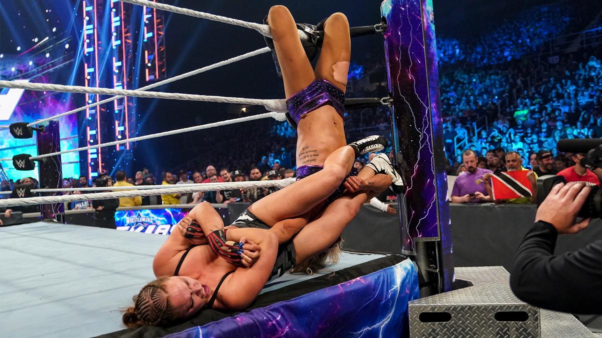 コーナートップから倒れたSD女子王者フレアー（右）に腕ひしぎ逆十字固めを決めたラウジー（C)2022 WWE, Inc. All Rights Reserved.