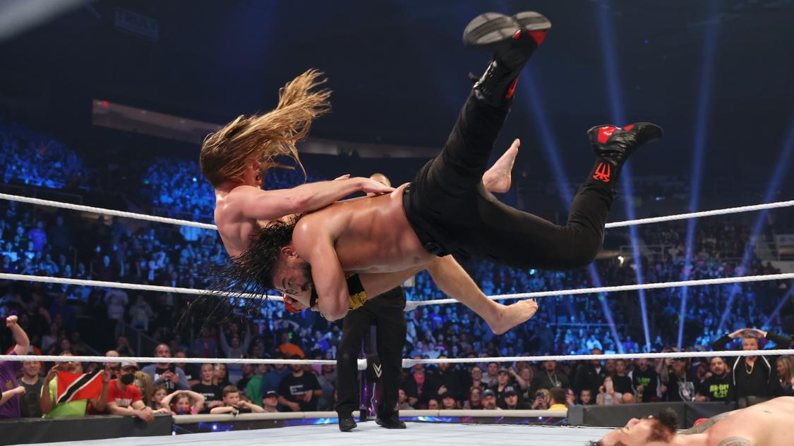 リドル（左）をスピアーでマットにたたきつけるWWEヘビー、ユニバーサル統一王者レインズ（C)2022 WWE, Inc. All Rights Reserved.
