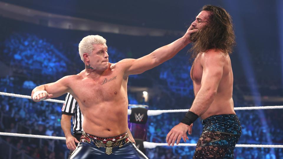 ロリンズ（右）にエルボーを打ち込むローデス（C）2022 WWE, Inc. All Rights Reserved.