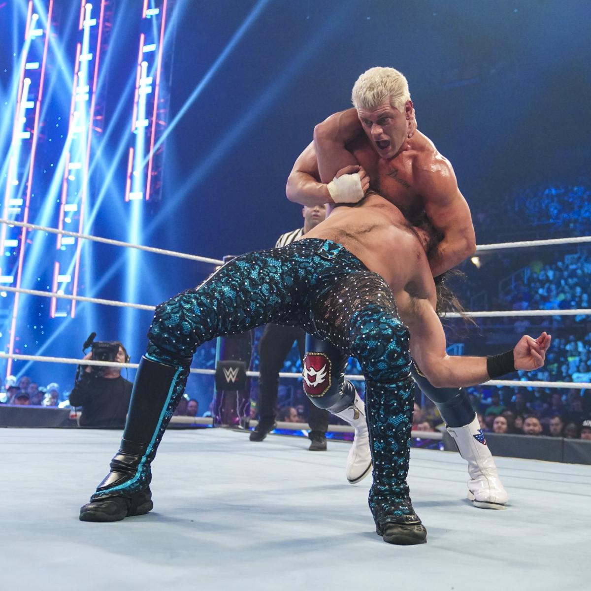 ロリンズ（手前）にクロスローズを狙うローデス（C）2022 WWE, Inc. All Rights Reserved.