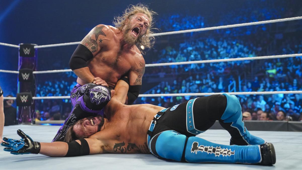 AJスタイルズ（下）の左腕を捕獲したエッジ（C)2022 WWE, Inc. All Rights Reserved.