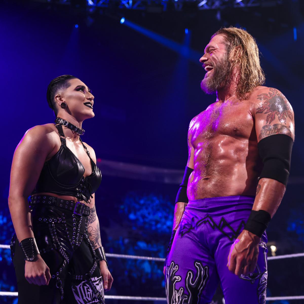 エッジ（右）とともに不敵な笑みをみせたリプリー（C)2022 WWE, Inc. All Rights Reserved.