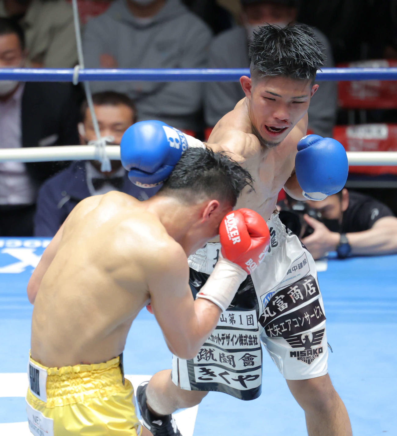 7回、木村（左）にパンチを放つ堀川（撮影・河田真司）