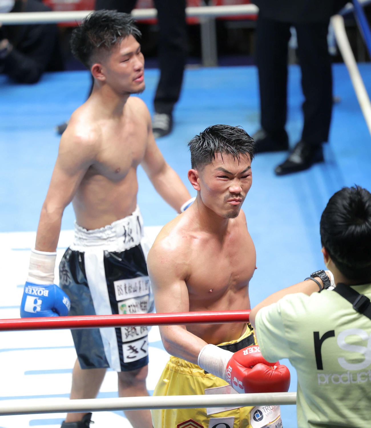 堀川（左）と引き分けで試合を終え、険しい表情を浮かべる木村（撮影・河田真司）
