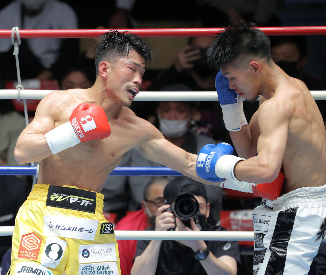 2回、木村（左）は堀川にボディを見舞う（撮影・河田真司）