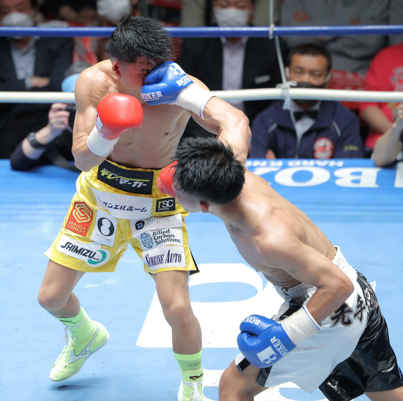 4回、木村（左）にパンチを見舞う堀川（撮影・河田真司）