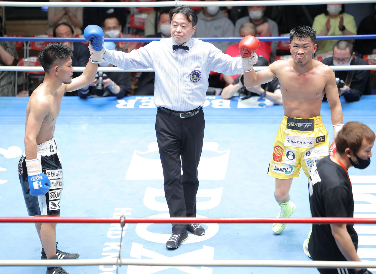 堀川（左）と引き分けで試合を終え、険しい表情を浮かべる木村（撮影・河田真司）