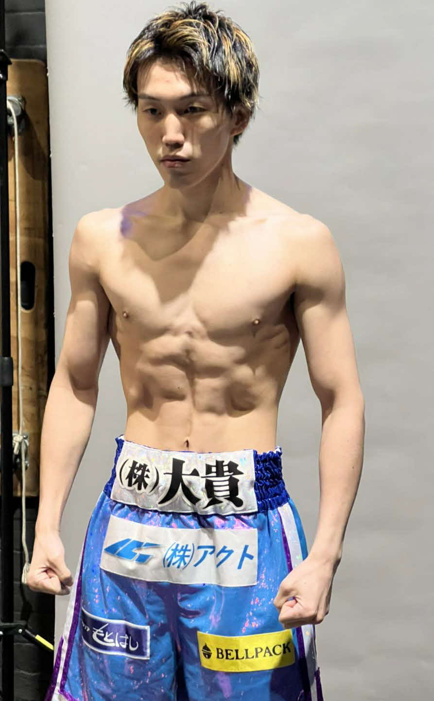 11日にオーストラリアで日本未公認の地域タイトル2冠戦に臨む日本バンタム級ユース王者富施は現地で写真撮影（ワタナベジム提供）