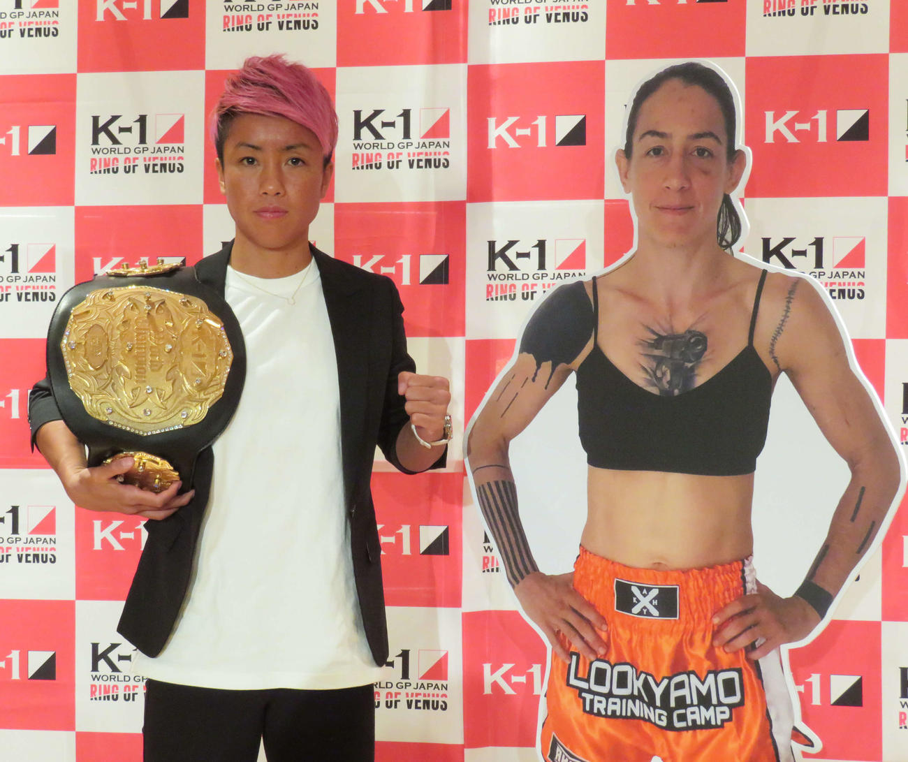 メインイベントで対戦するスーリ・マンフレディのパネルと並ぶKANA（左）