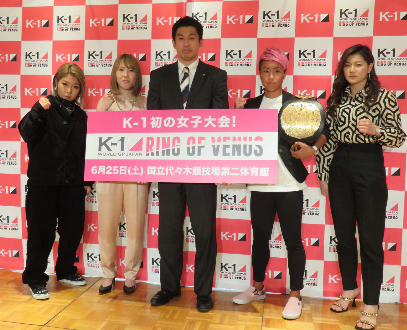 左から山田真子、高梨knuckle美穂、中村拓己K－1プロデューサー、KANA、☆SAHO☆