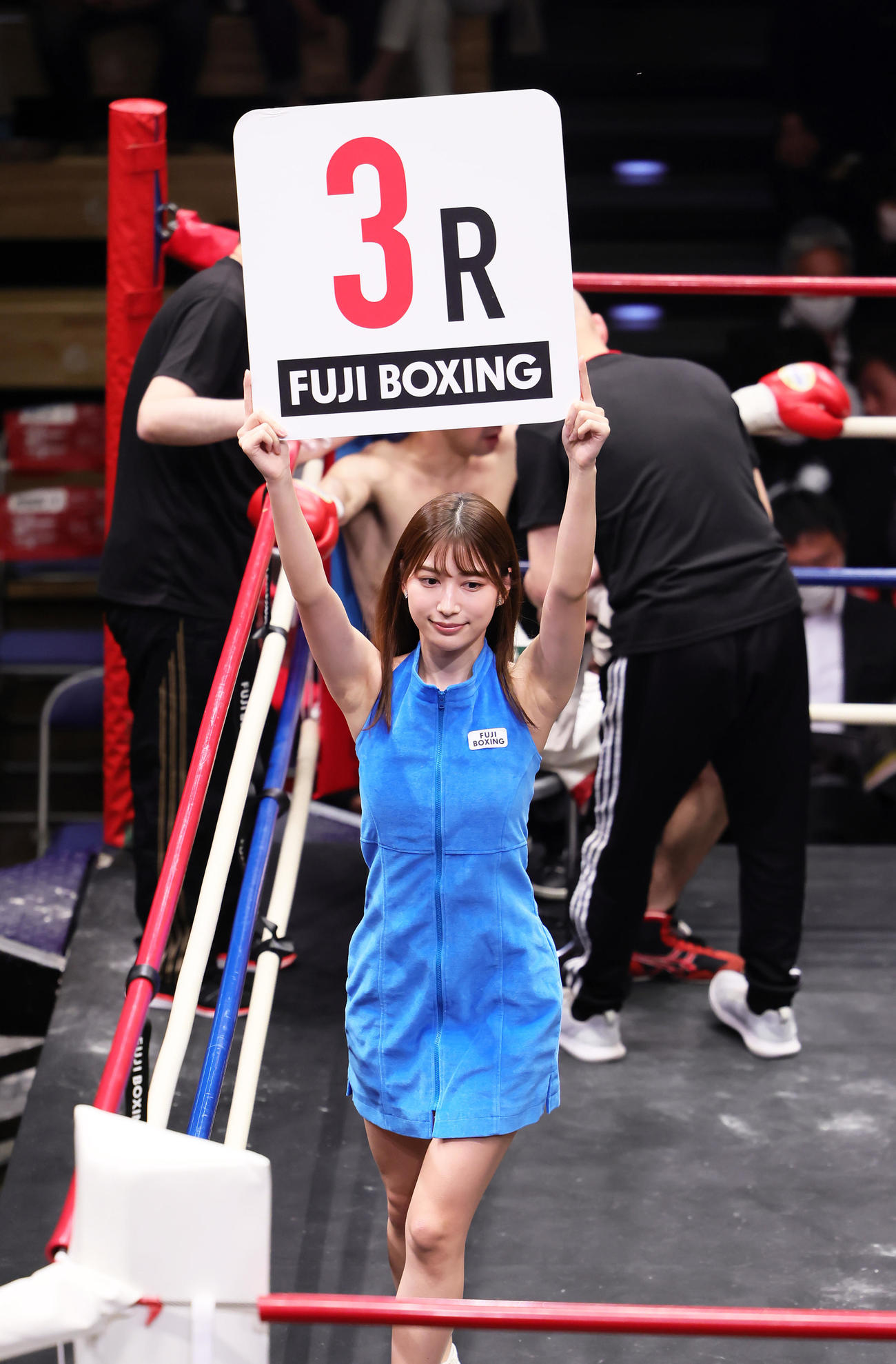 大会のラウンドガール（撮影・足立雅史）