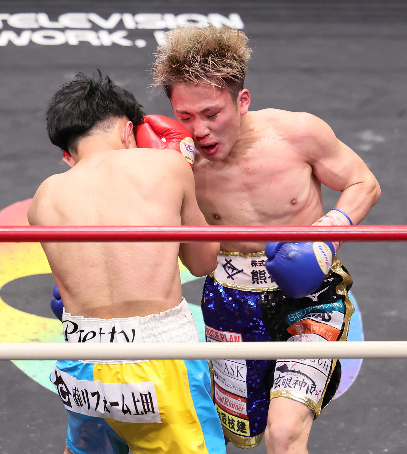 5回、伊佐（左）にボディを見舞う森（撮影・足立雅史）
