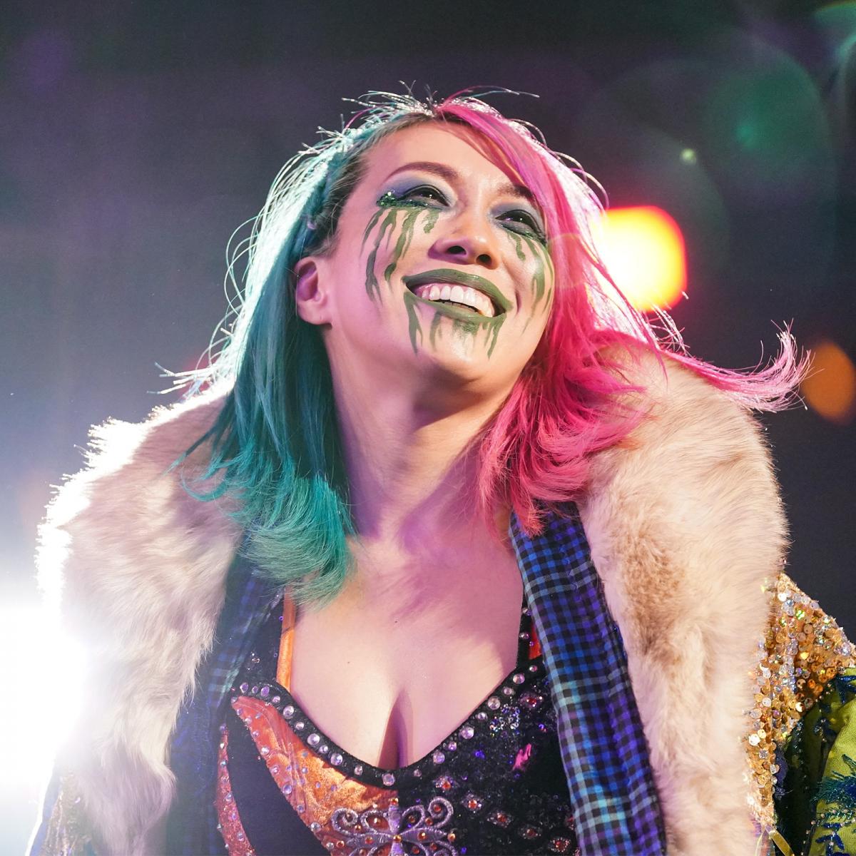 大歓声に笑顔をみせるアスカ（C）2022 WWE, Inc. All Rights Reserved.