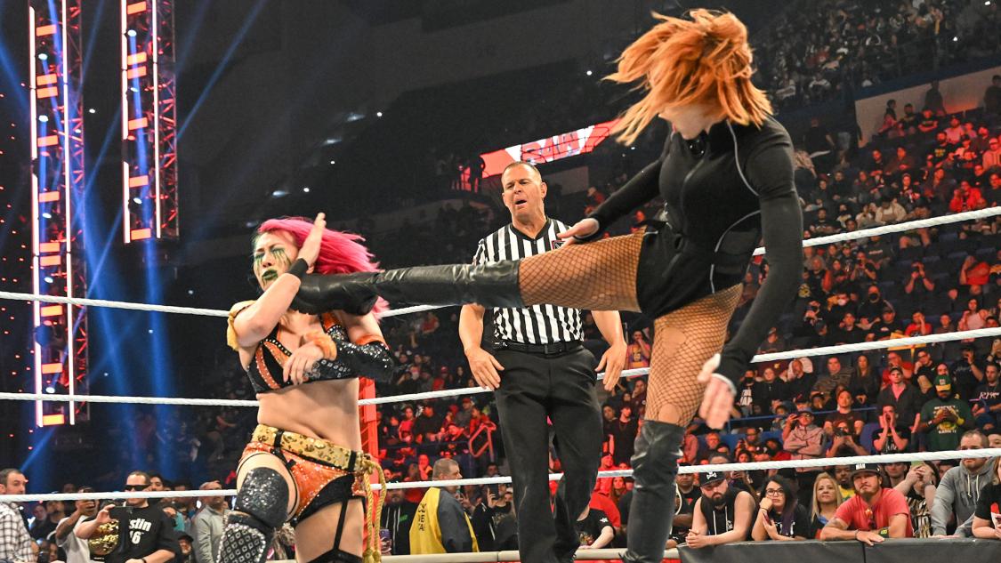 リンチ（右）に試合介入されるアスカ（C）2022 WWE, Inc. All Rights Reserved.