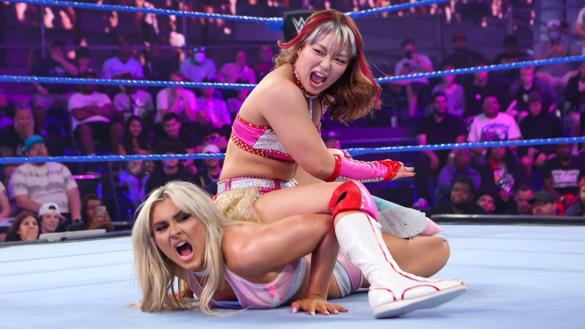 変形逆エビ固めでストラットン（下）を追い詰めたサレイ（Ｃ）2022 WWE, Inc. All Rights Reserved.