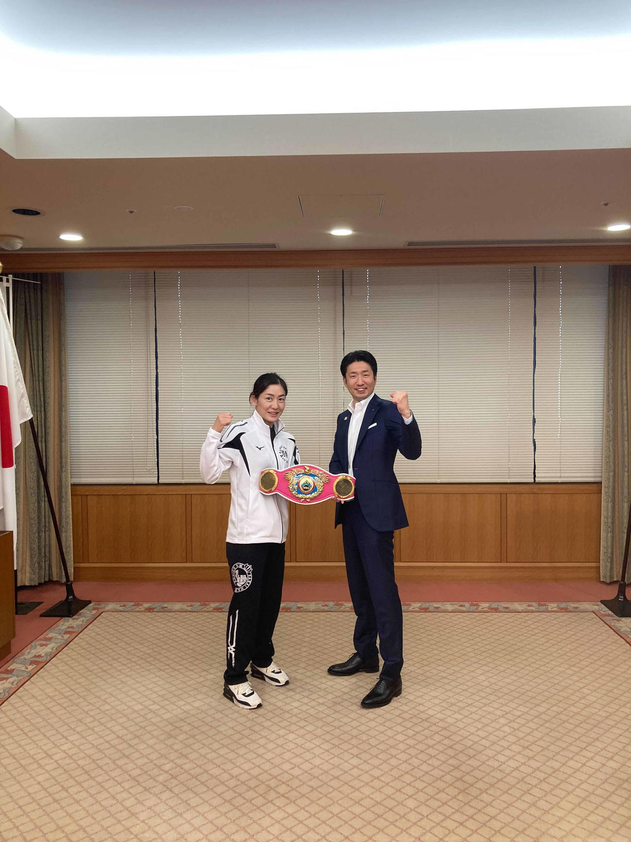 堺市役所を訪問した元女子世界王者の奥田（左）と堺市の永藤市長（堺春木ジム提供）