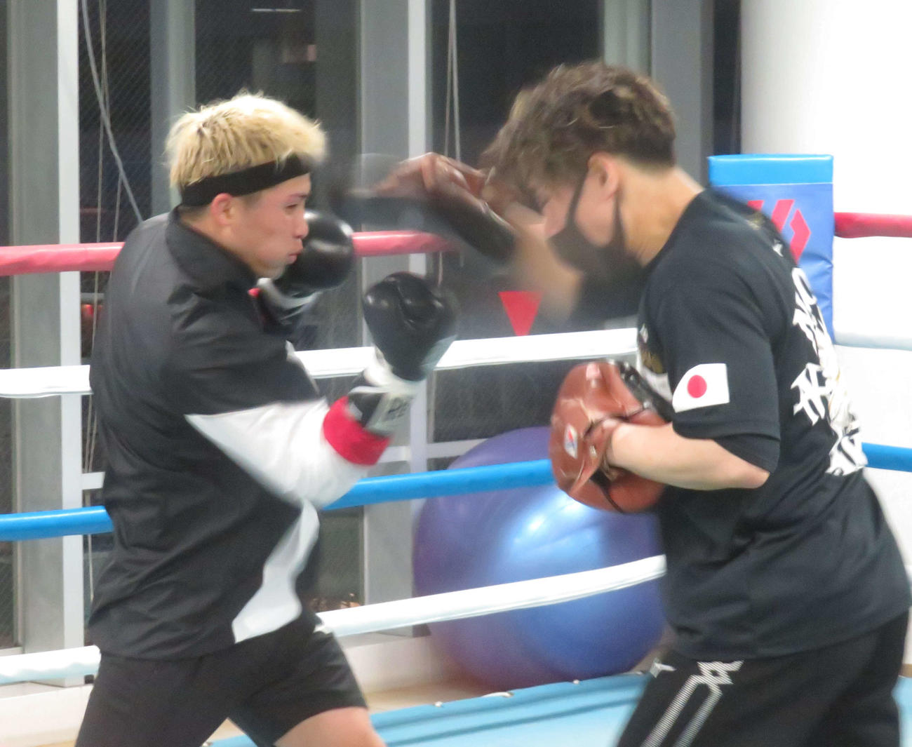 太田光亮トレーナー（右）とのミット打ちに取り組むWBAスーパー、IBF世界バンタム級王者井上尚弥